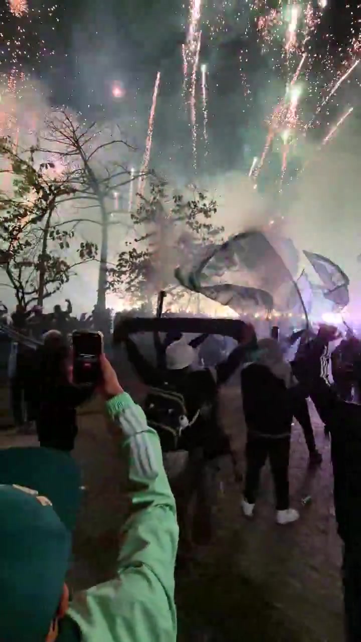 开云平台入口-哥伦比亚支持者巴西激情助阵：旗帜飞扬烟花璀璨