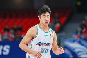 直播吧:天津男篮与锋线何思雨签下为期3年C类合同