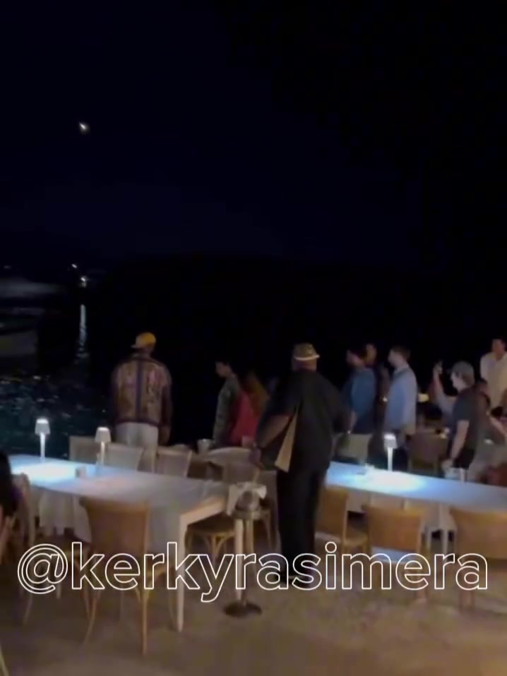 kaiyun应用-詹姆斯希腊科孚岛赛前度假 与热情球迷亲切合影